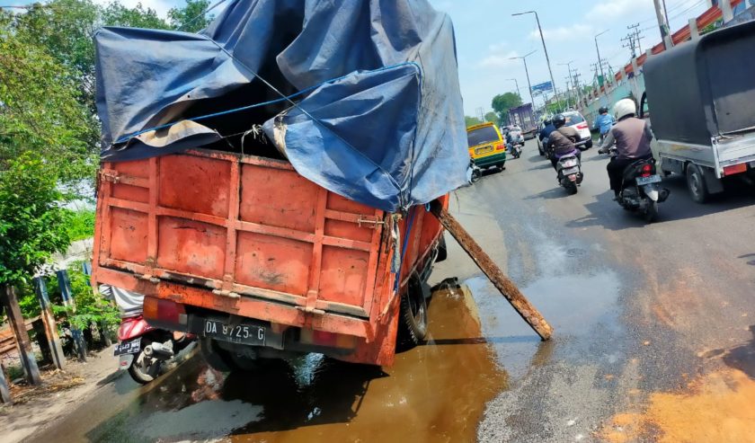 Truk patah as di dekat Stasiun Waru arah Aloha, Sabtu (3/4) siang.