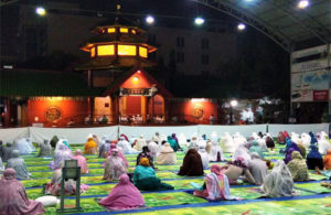 Tetap Jaga Jarak Tarawih di Masjid Chengho