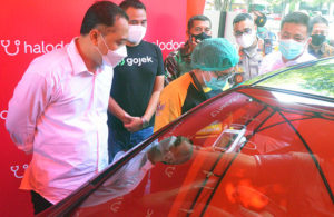 Walikota Surabaya Tinjau Vaksinasi Drive Thru di Ubaya