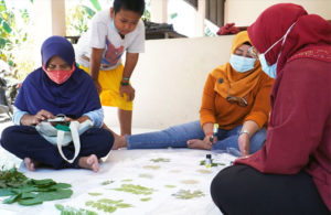 Dosen UK Petra Latih Eco Print di Kampung Herbal