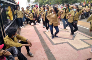 Mahasiswa STKW Demo di Depan Grahadi