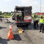 Kecelakaan di Manyar Gresik, Jumat (30/4) siang. Kecelakaan melibatkan Truk dan Motor. Pengendara Motor meninggal dunia akibat kecelakaan ini