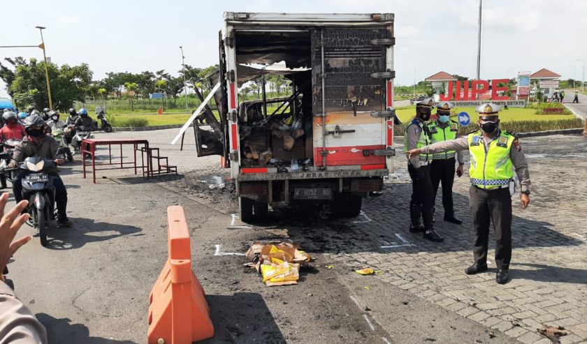 Kecelakaan di Manyar Gresik, Jumat (30/4) siang. Kecelakaan melibatkan Truk dan Motor. Pengendara Motor meninggal dunia akibat kecelakaan ini