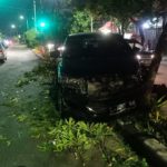 Kecelakaan tunggal R4 menabrak pembatas jalan di Jl.Gunungsari setelah Taman Ronggolawe arah Pasar Ikan Gunungsari, Kamis (6/5) malam