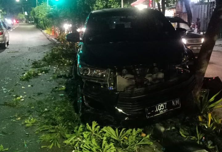 Kecelakaan tunggal R4 menabrak pembatas jalan di Jl.Gunungsari setelah Taman Ronggolawe arah Pasar Ikan Gunungsari, Kamis (6/5) malam