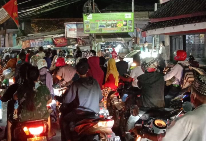 Kedungmangu Sidotopo terpantau Macet, Jumat (21/5) malam