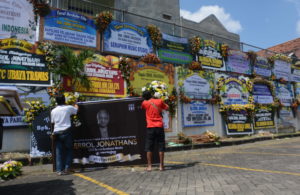 Rangkaian Bunga Duka Cita untuk Mas Errol