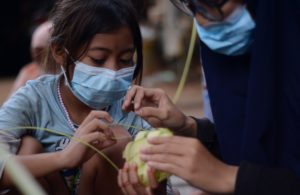 Pelihara Tradisi, Warga Belajar Membuat Ketupat Sendiri