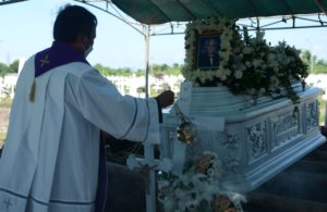Ibadah Pemakaman Errol Jonathans