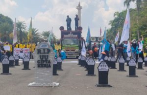 Hari Buruh Sedunia, Buruh dan Mahasiswa Gelar Aksi di Monas