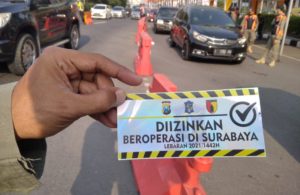 Penyekatan Larangan Mudik, Lolos Masuk Surabaya Dipasangi Stiker Khusus