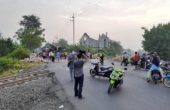 Sebuah truk wingbox bermuatan air mineral tertabrak kereta api di perlintasan palang pintu PJA.67 Jalan Raya Klagen, Kecamatan Krian, Kabupaten Sidoarjo, Selasa (25/5/2021).