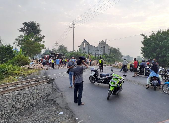 Sebuah truk wingbox bermuatan air mineral tertabrak kereta api di perlintasan palang pintu PJA.67 Jalan Raya Klagen, Kecamatan Krian, Kabupaten Sidoarjo, Selasa (25/5/2021).