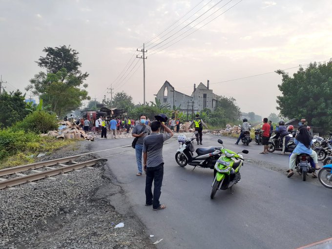 Sebuah truk wingbox bermuatan air mineral tertabrak kereta api di perlintasan palang pintu PJA.67 Jalan Raya Klagen, Kecamatan Krian, Kabupaten Sidoarjo, Selasa (25/5/2021).