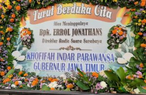 Karangan Bunga Duka Cita untuk Errol Jonathans