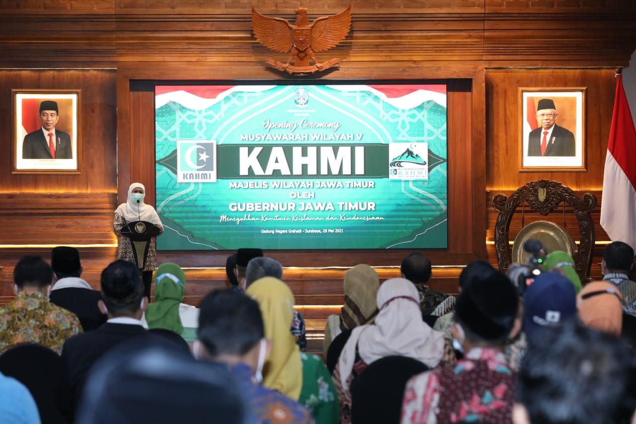 khofifah-indar-parawansa-gubernur-jatim-saat-membuka-acara-KAHMI