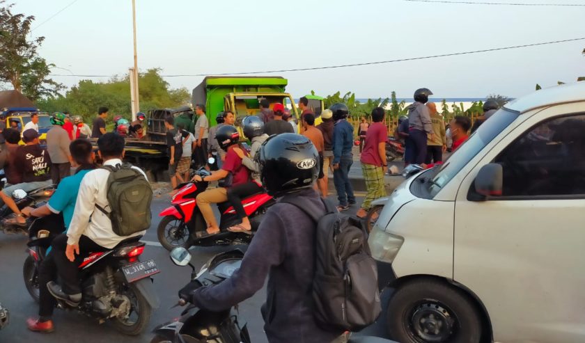 Kecelakaan Melibatkan Pickup, Dump Truk, dan Truk Colt Diesel. Lokasinya di Sidorejo Krian depan pangkalan gas LPG. Ada korban meninggal 1 orang