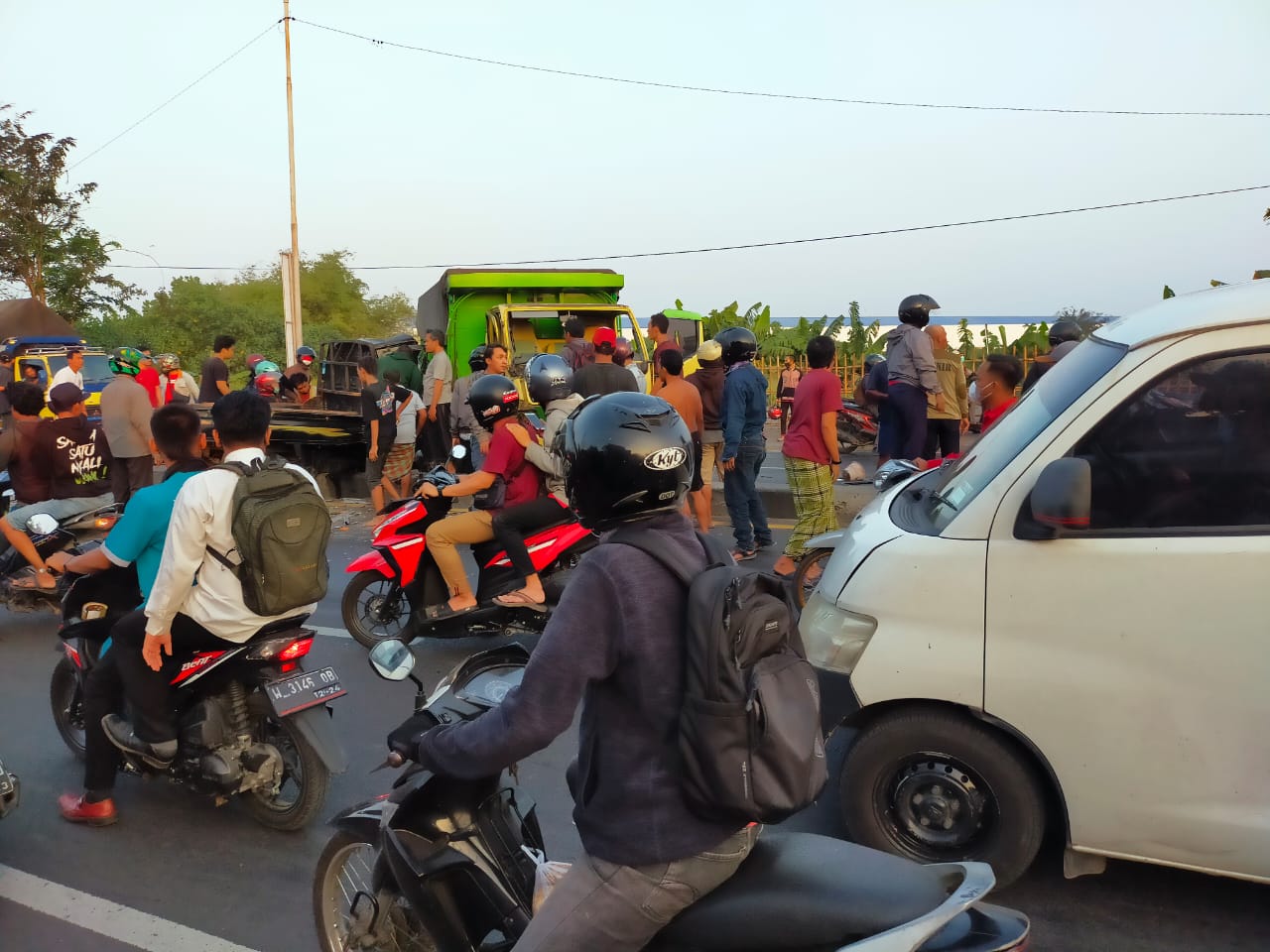 Kecelakaan Melibatkan Pickup, Dump Truk, dan Truk Colt Diesel. Lokasinya di Sidorejo Krian depan pangkalan gas LPG. Ada korban meninggal 1 orang