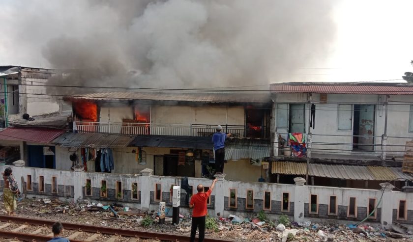 Kebakaran di Tanjungsari Jaya gg 5. Bangunan lantai dua rumah kos, terbakar. Kejadian Sabtu (12/6) siang.