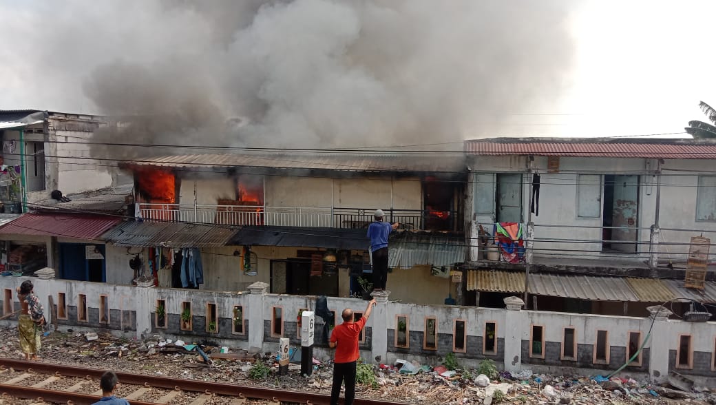 Kebakaran di Tanjungsari Jaya gg 5. Bangunan lantai dua rumah kos, terbakar. Kejadian Sabtu (12/6) siang.