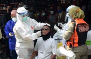 Swab Antigen di Pasar Loak Gembong Asih