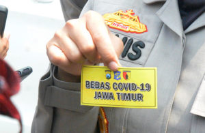 Stiker Usai Pemeriksaan Swab di Suramadu