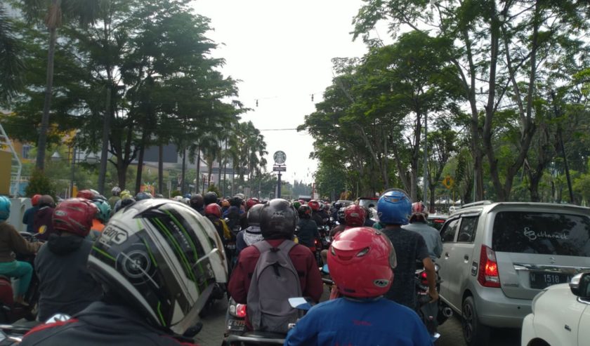 Ada penyekatan di Jl. DR. Wahidin Sudiro Husodo depan Icon Mall Gresik, Kamis (8/7) pagi. Lalu lintas Macet.