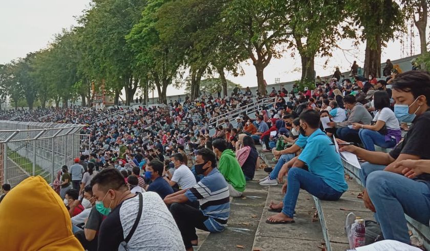 Antrean vaksinasi di Gelora 10 November, Kamis (8/7) pagi