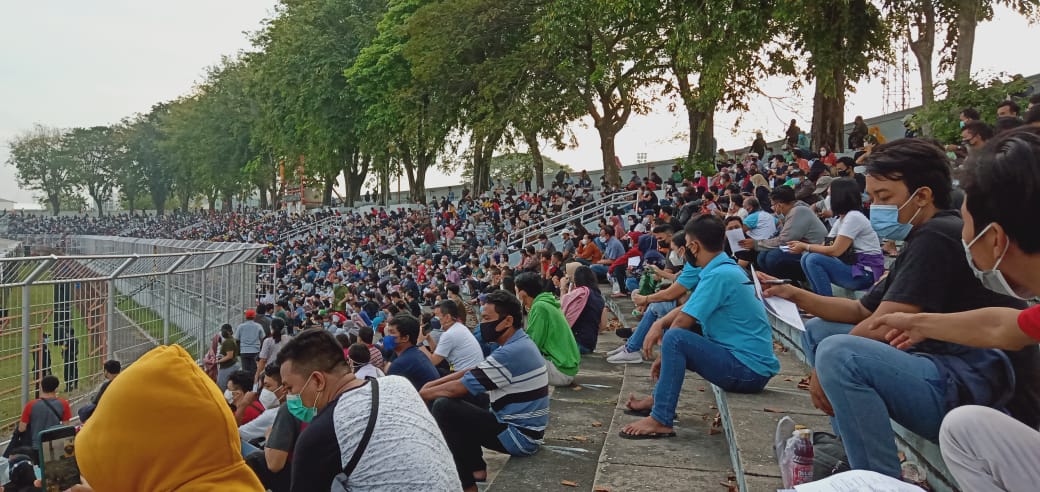 Antrean vaksinasi di Gelora 10 November, Kamis (8/7) pagi