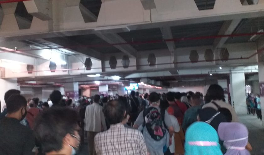 Suasana antrean vaksinasi dosis kedua di Tunjungan Plaza, Rabu (21/7) siang