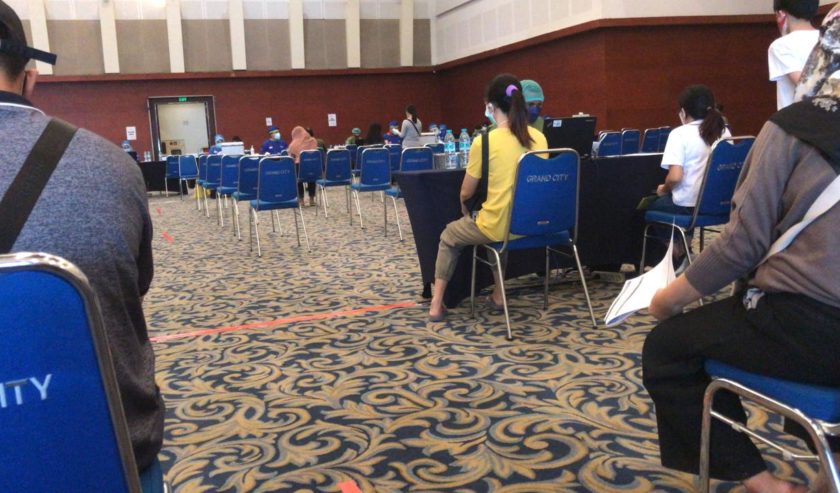 Suasana vaksinasi masal di Grand City Surabaya, Kamis (22/7) pagi