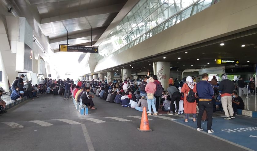 Antrean Vaksinasi di Terminal 2 Juanda, Kamis (22/7) siang. Ada 1000 kuota vaksin untuk kegiatan hari ini.