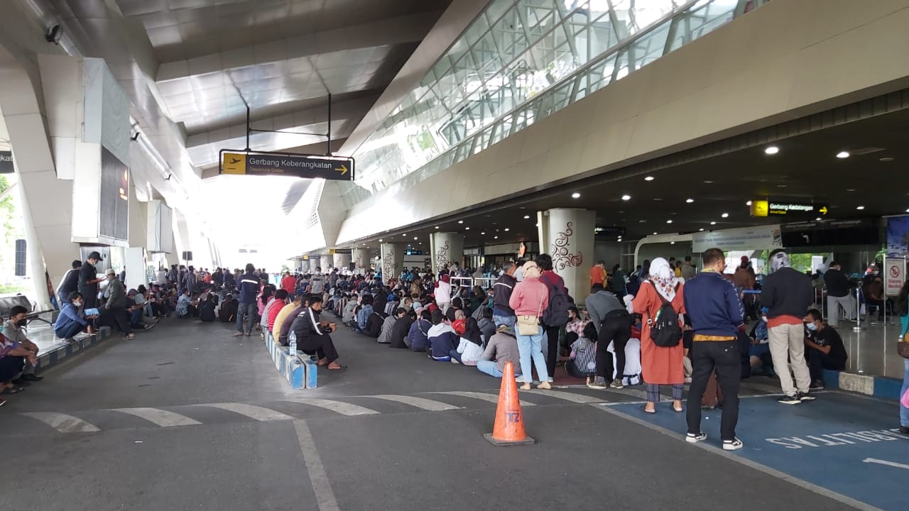 Antrean Vaksinasi di Terminal 2 Juanda, Kamis (22/7) siang. Ada 1000 kuota vaksin untuk kegiatan hari ini.