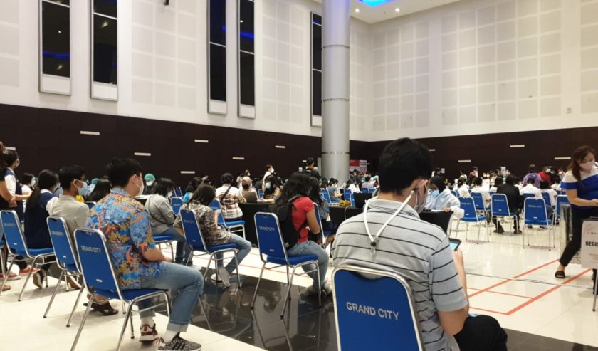 Antrean vaksinasi di Grand City Surabaya, Sabtu (24/7) siang