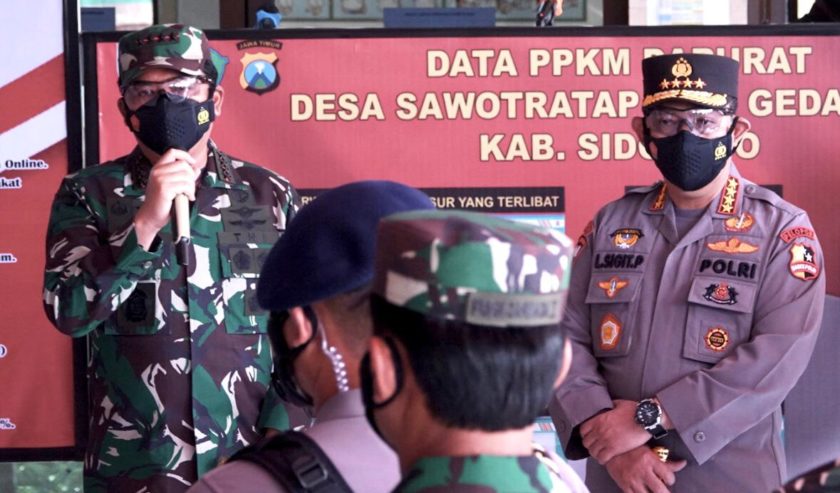 panglima-tni-dan-kapolri-kunjungi-pos-ppkm-mikro-desa-sawotratap-sidoarjo