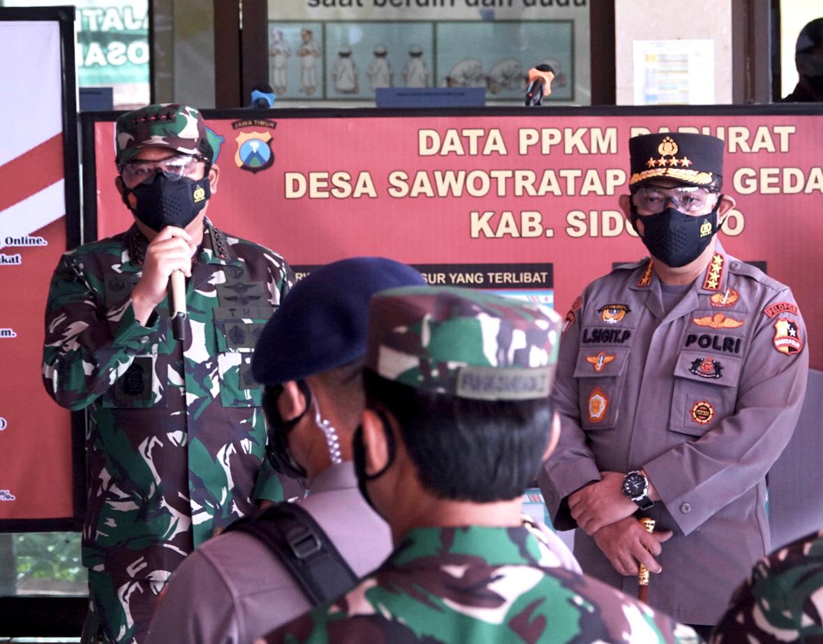 panglima-tni-dan-kapolri-kunjungi-pos-ppkm-mikro-desa-sawotratap-sidoarjo