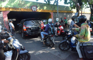 Kepadatan Kendaraan Dampak Penyekatan Bundaran Waru