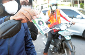 Nakes Sempat Gagal Tembus Barikade Penyekatan Bundaran Waru