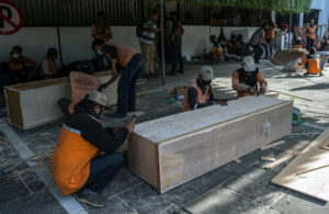 Pemkot Surabaya Bikin Ratusan Peti Mati