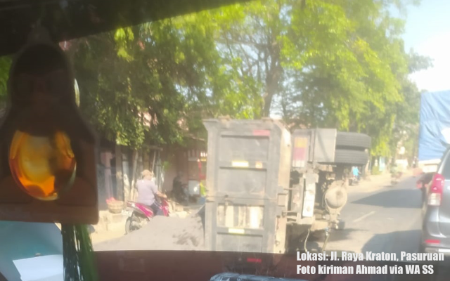  Truk  Terguling di  Raya Kraton Pasuruan Suara Surabaya