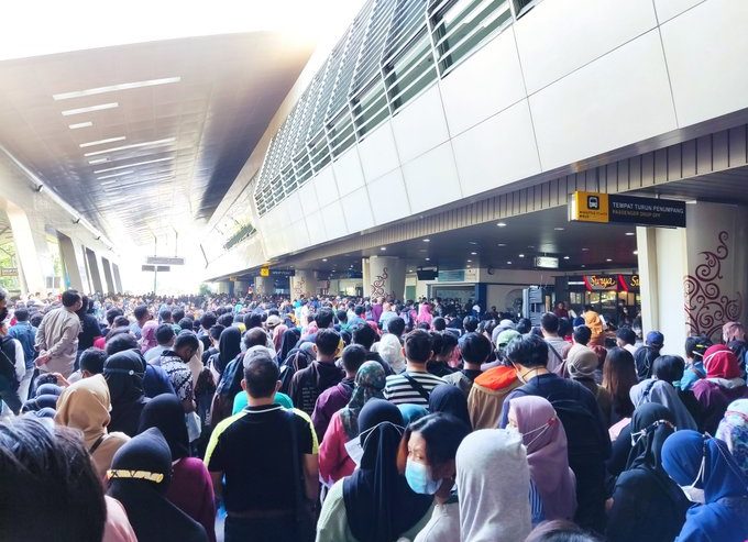 Suasana antrean vaksinasi di T2 Juanda, Kamis (19/8) pagi