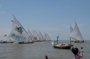 Lomba Balap Perahu Tradisional oleh Nelayan Bulak Cumpat