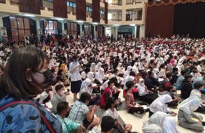 Padatnya Antrean Vaksinasi Pelajar SMP di Islamic Center
