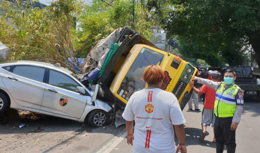 Truk Terguling menimpa taksi di Medaeng, Kamis (30/9) pagi