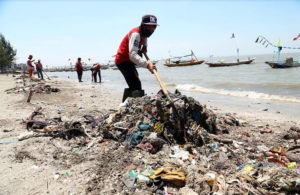 Bersih-bersih Pantai Kenjeran