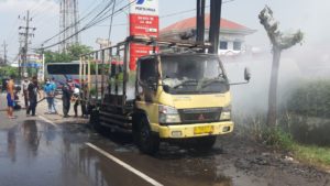 truk-muat-stereofoam-terbakar