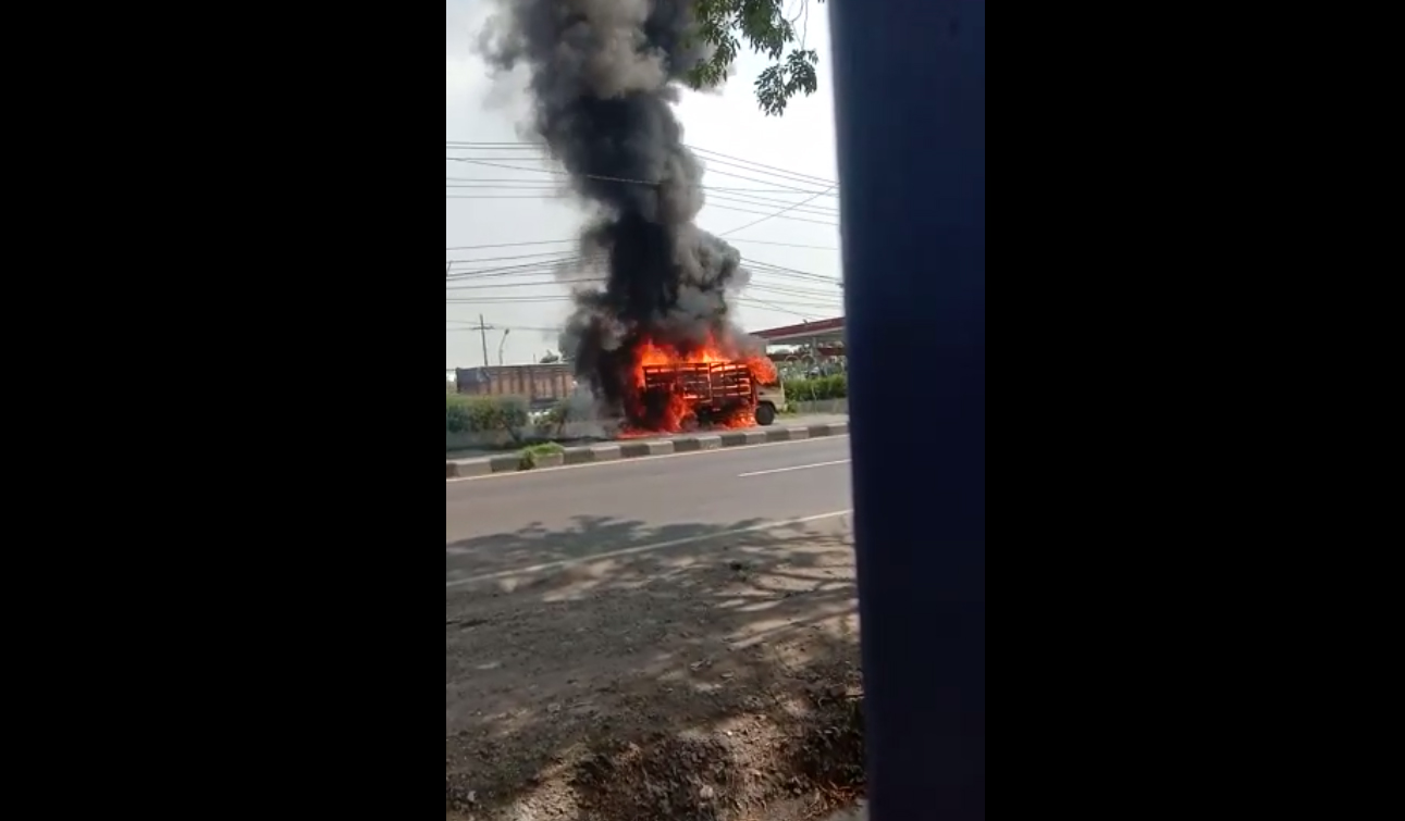 truk-muat-styrofoam-masih-terbakar