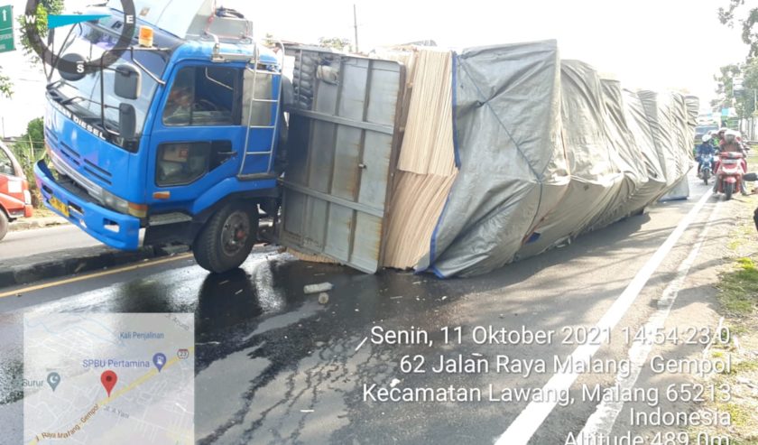 Kecelakaan tunggal Truk muat triplek terguling di Lawang setelah Flyover arah Purwodadi, Senin (11/10). Posisi menutup satu jalur. 