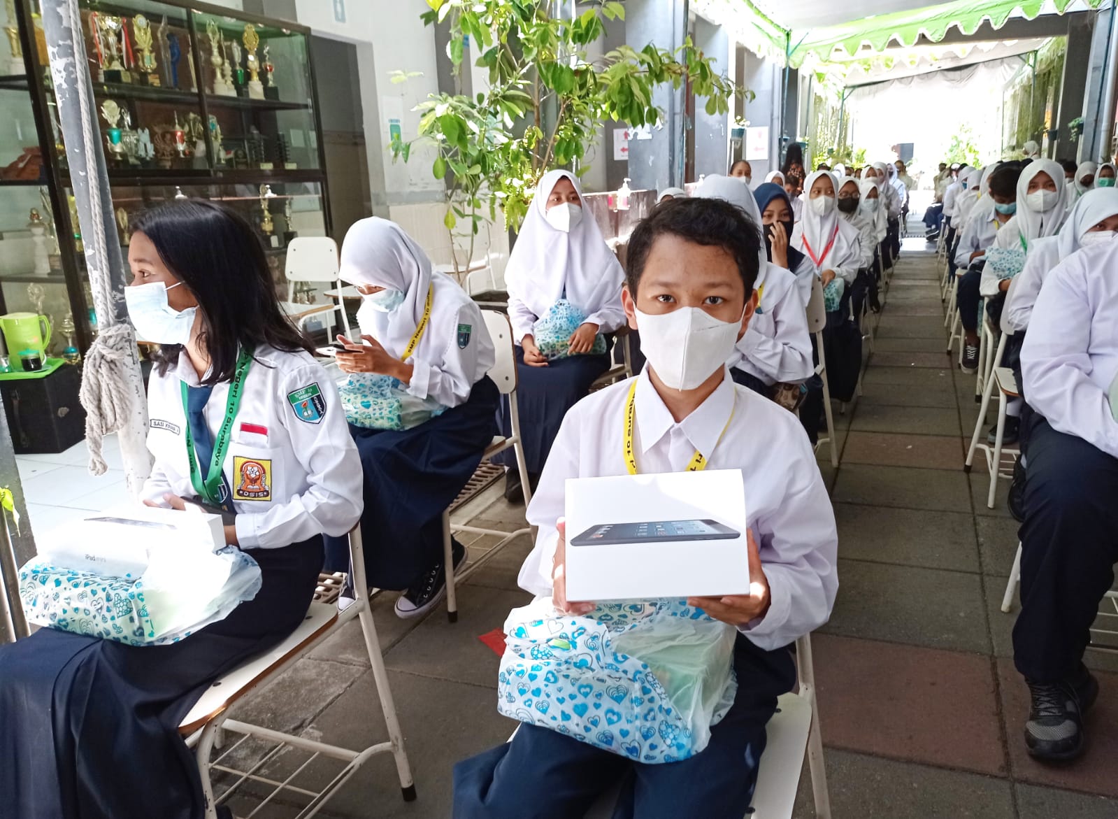 Tri Rismaharini Berikan Bantuan 105 Ipad untuk Siswa MBR SMPN 10 Surabaya