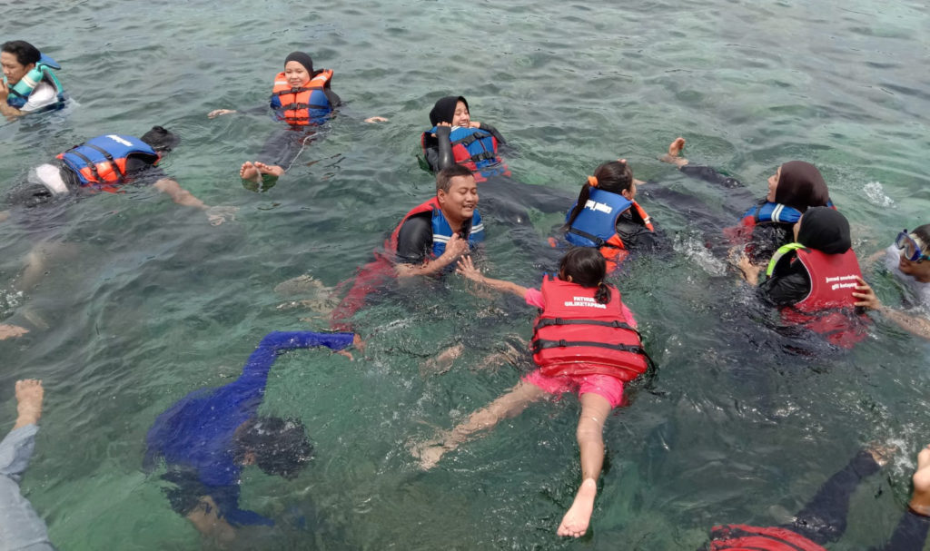 nakes-relawan-rsli-snorkeling-di-gili-ketapang